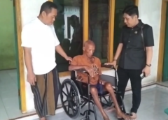 Chusnunia Chalim Salurkan 7 Kursi Roda untuk Warga Stroke dan Disabilitas di Semaka